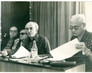 Sérgio Buarque de Holanda, Oscar Niemeyer, Antônio Houaiss e outro participam de reunião do CEBRADE